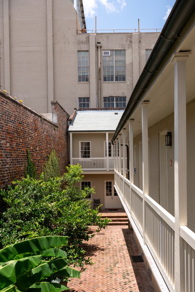 Building Photo - 1018 Bienville St