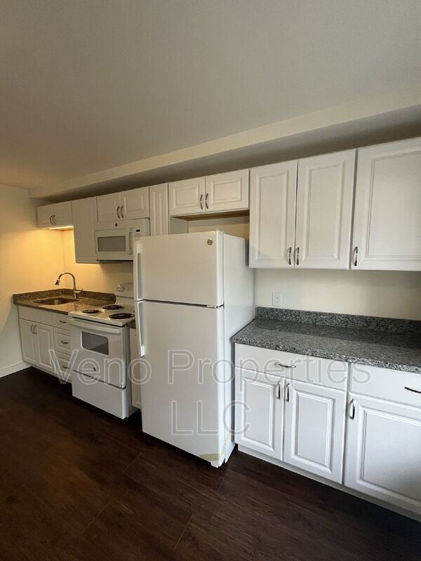 Building Photo - 32 Russell Rd