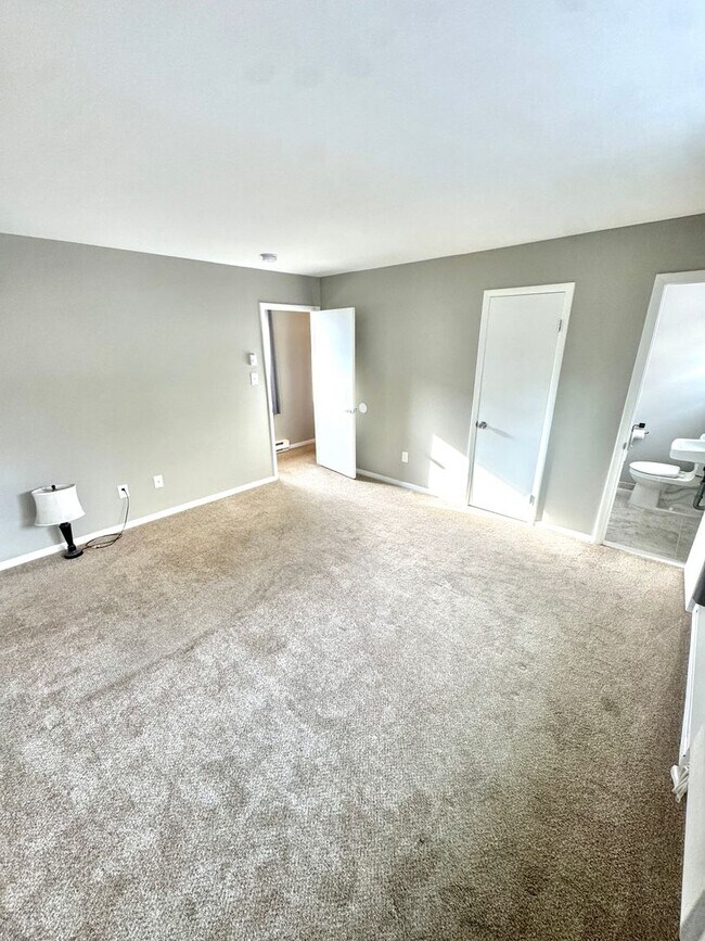 Building Photo - 828 N Sherman St