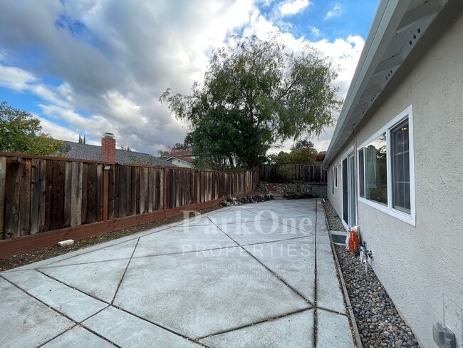 Building Photo - Nicely Update Home Now Available in the Crossings