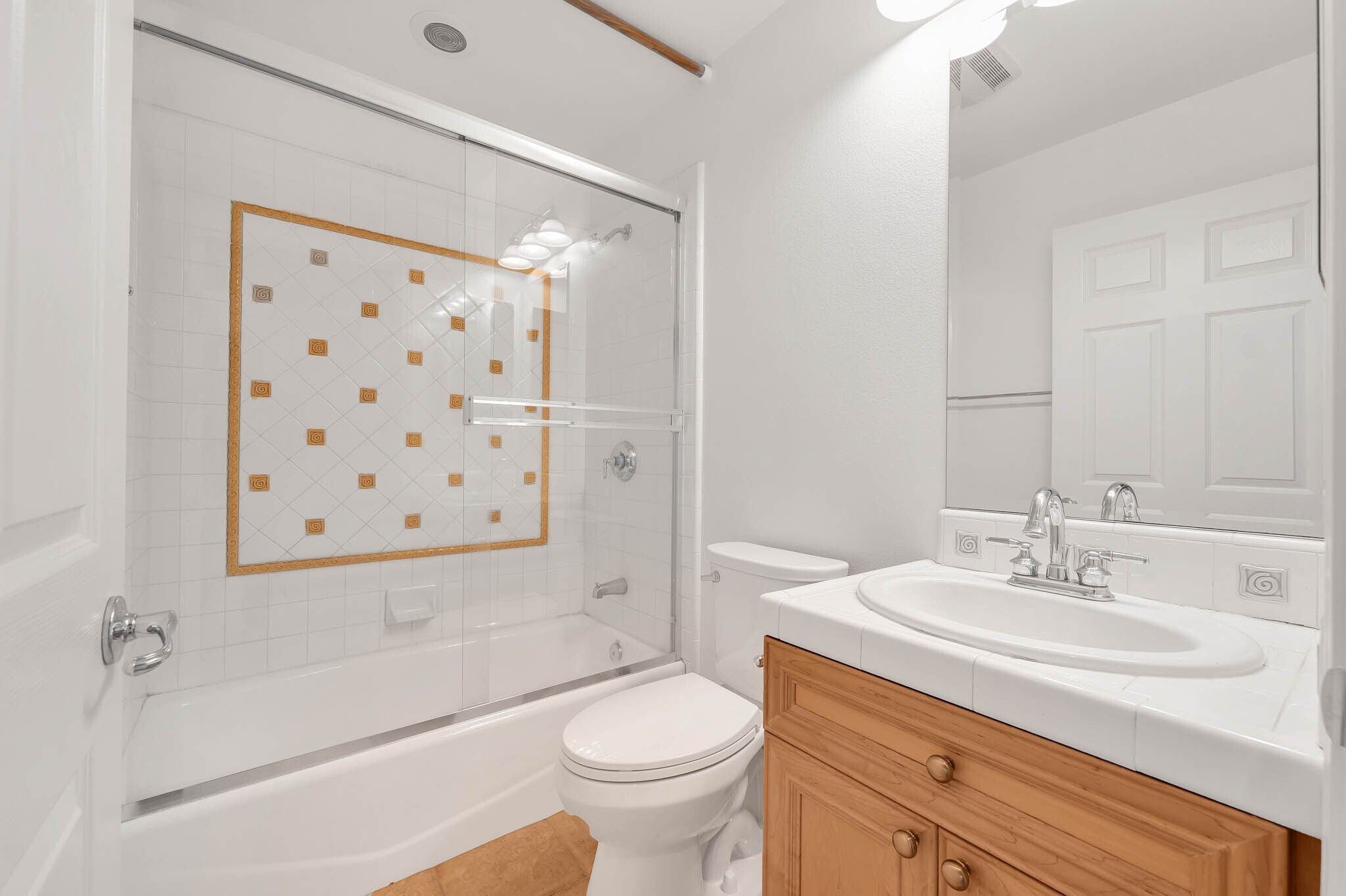 2nd Upstairs Bedroom En Suite Full Bathroom - 12215 Delante Ct