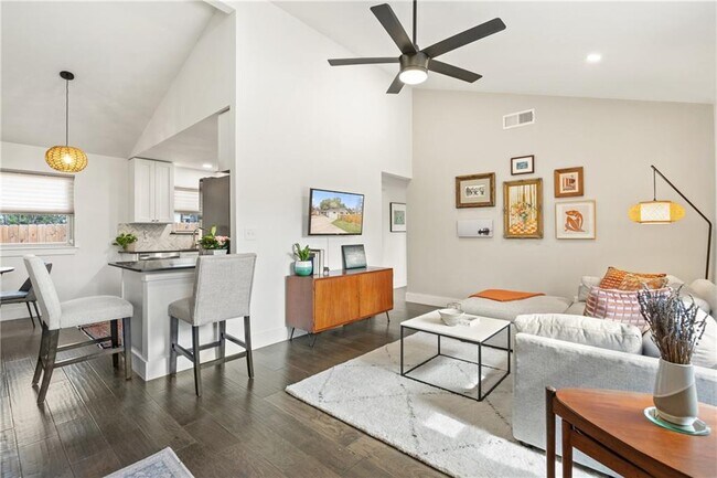 Building Photo - 4908 Rowena Ave