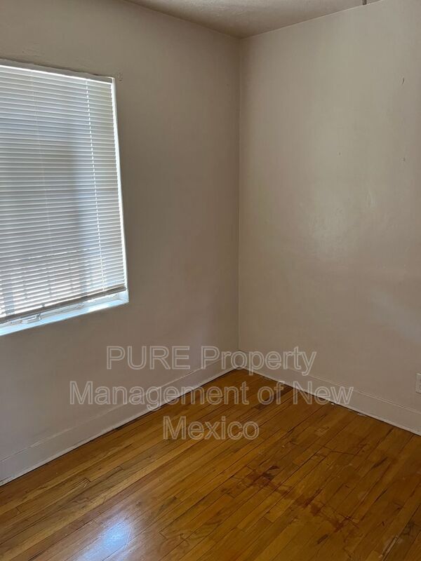 Building Photo - 124 Aliso Dr NE