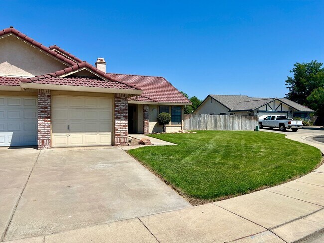 Building Photo - Single story with 3 car garage!