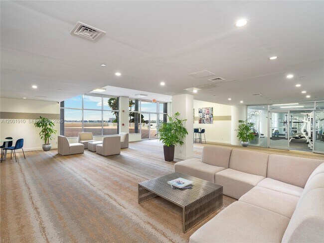 Building Photo - 10350 W Bay Harbor Dr