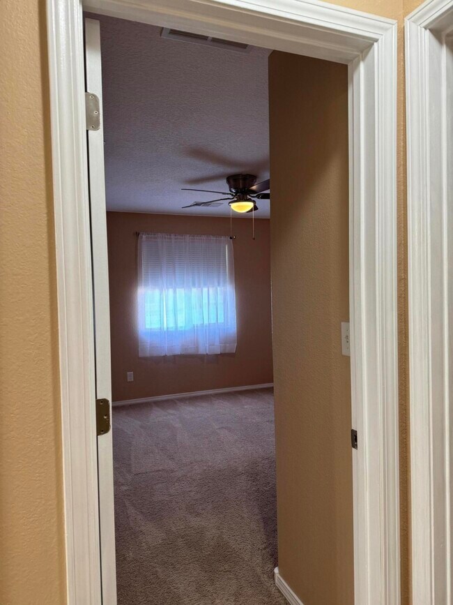 Building Photo - 10812 Fort Point Ln NE