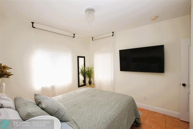 Building Photo - 1305 N 30th Ct