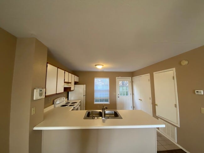 Building Photo - 2 Bed For Rent Fayetteville - Walking dist...