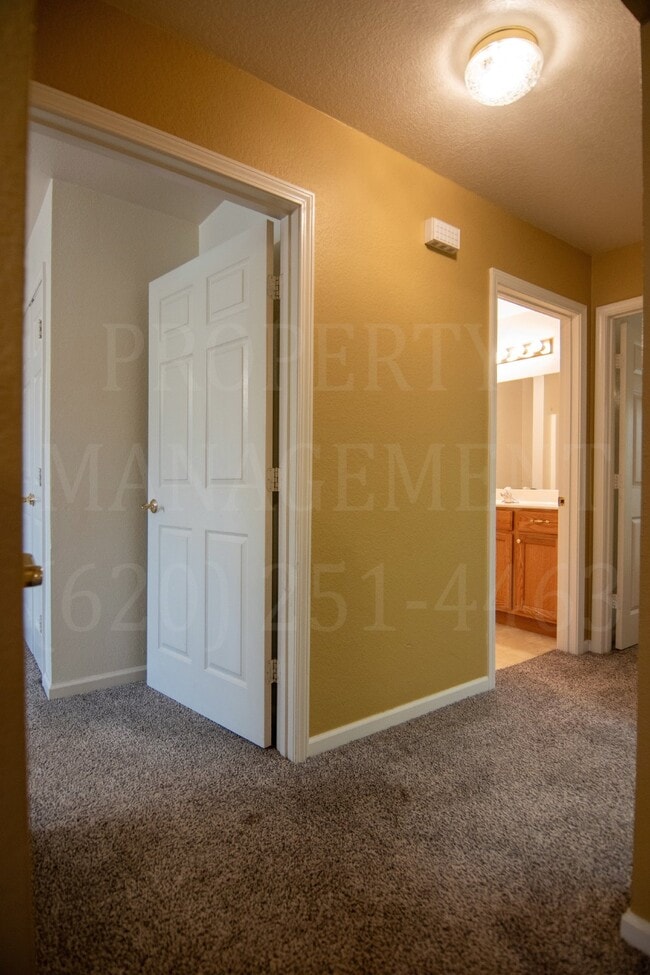 Building Photo - 2 Bedroom 2 Bath