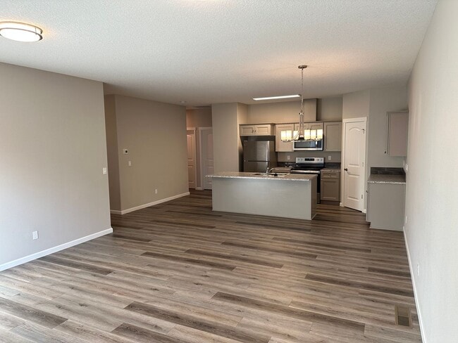 Building Photo - 591 / 818 Duplex