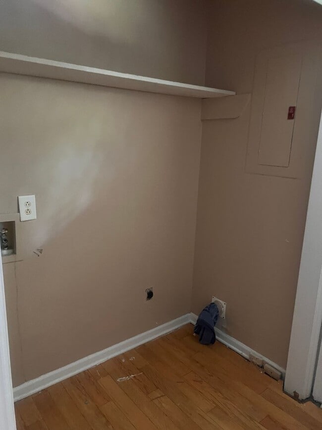 Building Photo - Two bedroom One Bath Single Family House