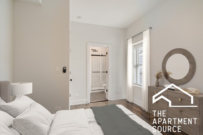 Building Photo - 1452 W Irving Park Rd