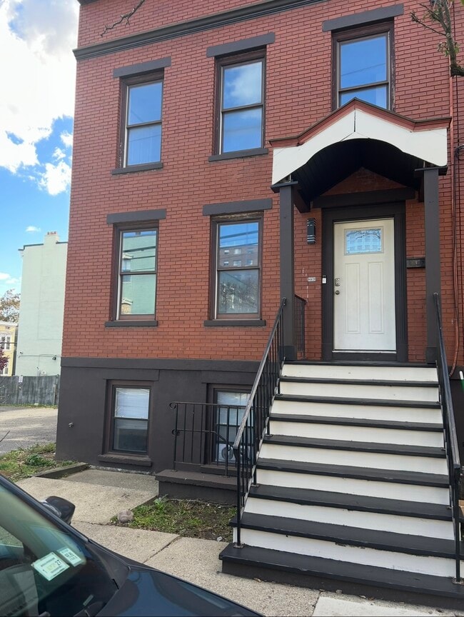 Building Photo - 56 Catherine St