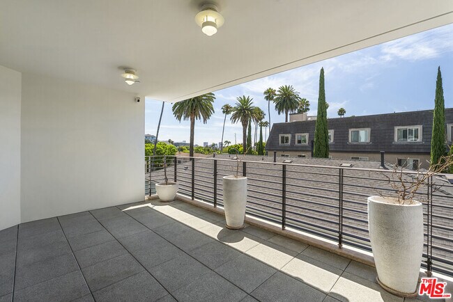 Building Photo - 447 N Doheny Dr
