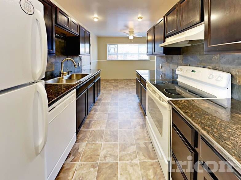 Building Photo - 1355 Royal Dr