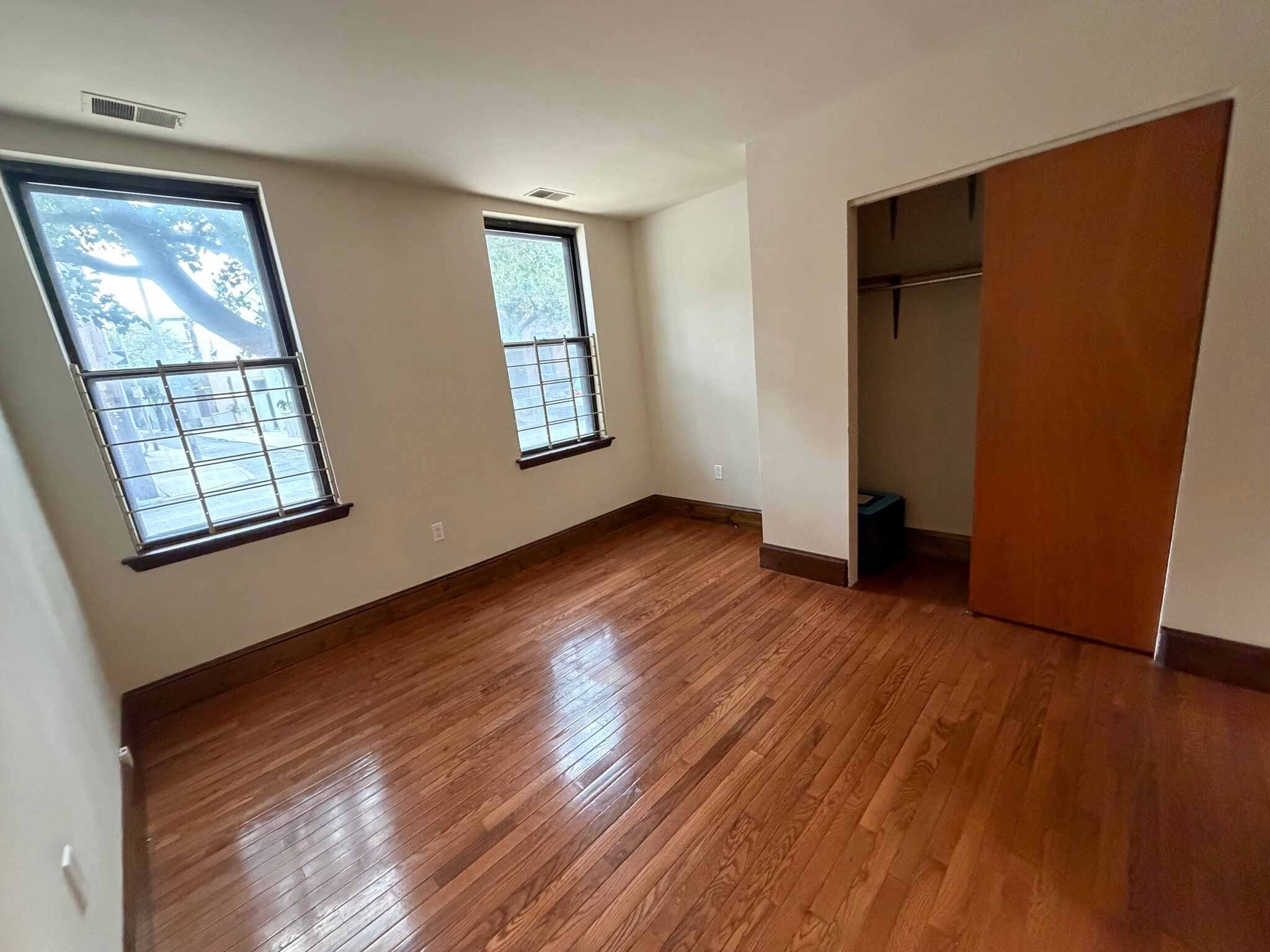 bedroom with bathroom ensuite - 507 Catharine St