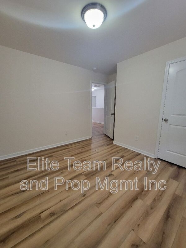 Building Photo - 5823 Hewitt Dr