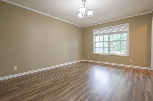 Building Photo - Pet Friendly Three Bedroom!