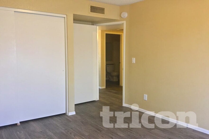 Building Photo - 10710 W Sells Dr