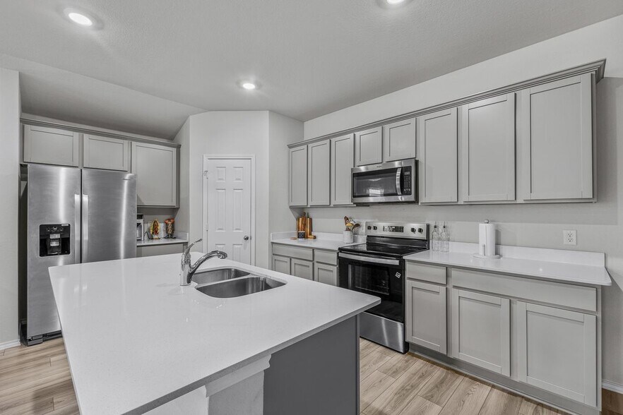 Building Photo - 4011 Baerlon Cv