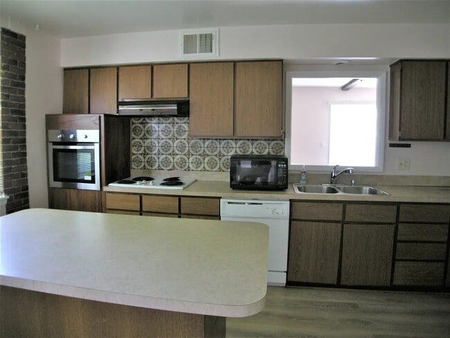 Building Photo - 1514 Shepard Cir