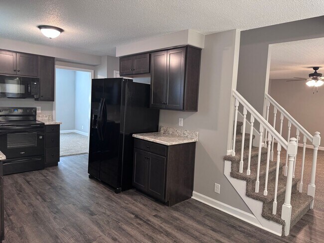 Building Photo - 130 Shady Maple Dr