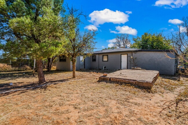 Building Photo - Large 3/2 with Access to Loop 289 and Idalou Highway
