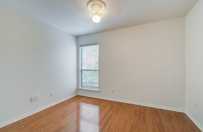 Building Photo - 5711 Sugar Hill Dr