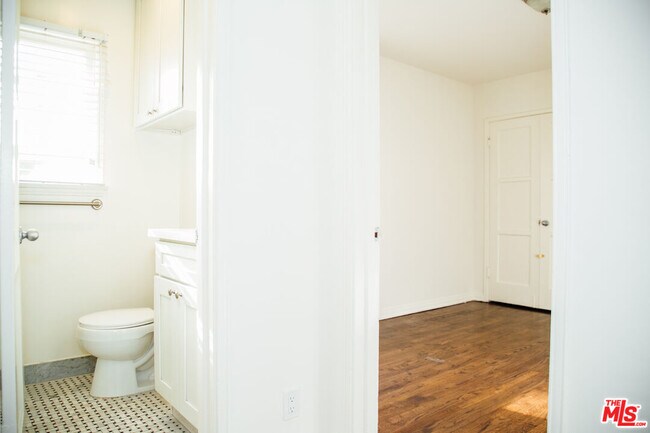 Building Photo - 521 Hollister Ave