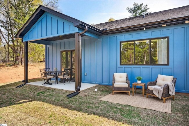 Building Photo - 1403 Lake Bowen Dam Rd