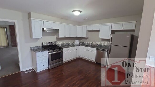 Building Photo - 3 Bedroom, 2 Bathroom with 1 Car Garage in Gladstone, Missouri