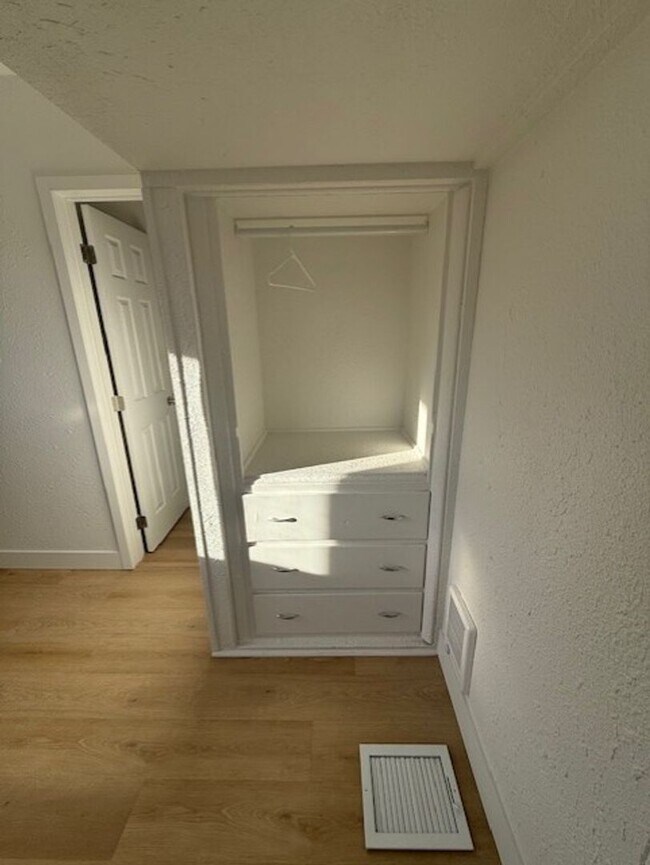 Building Photo - Hansen-PM-025-0262