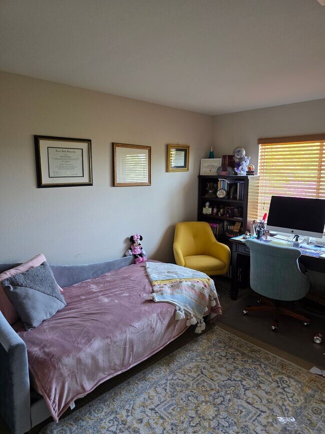 Building Photo - Spacious 4 bedroom 2.5 bath home with a hu...
