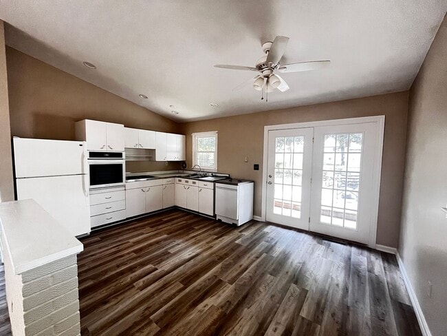 Building Photo - Wonderful 3 Bed and 1.5 Bath Ranc-Style Home