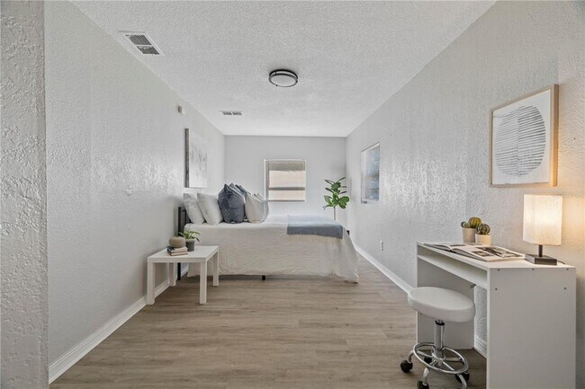 Building Photo - 4220 E Powhatan Ave