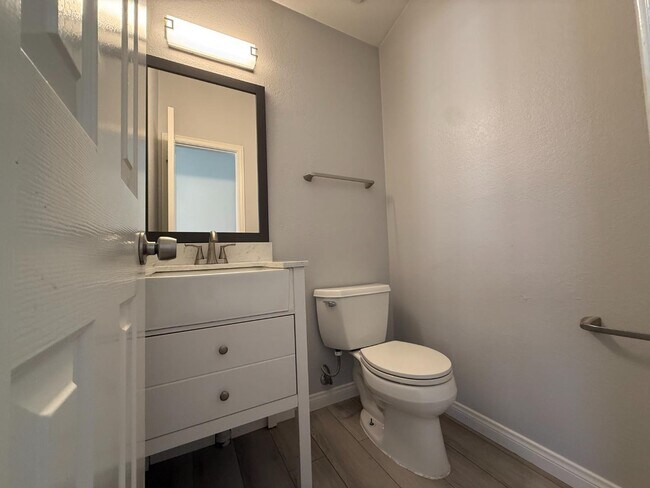 Building Photo - 2503 Levante St