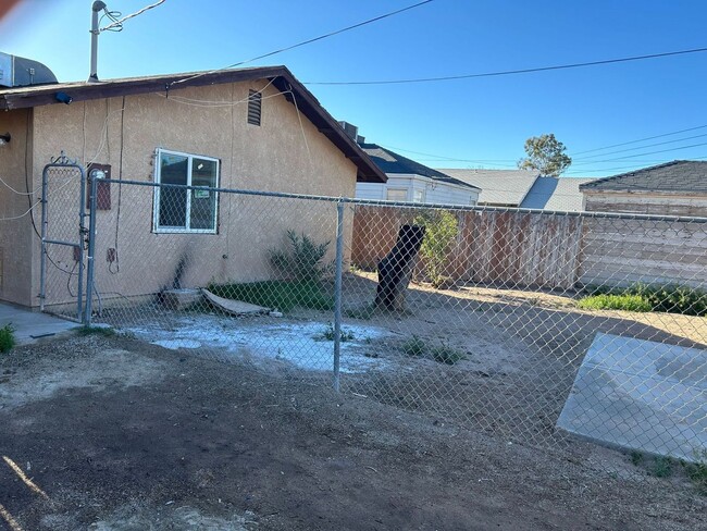 Building Photo - Remodeled 3 bedrooms, 2baths house in Impe...