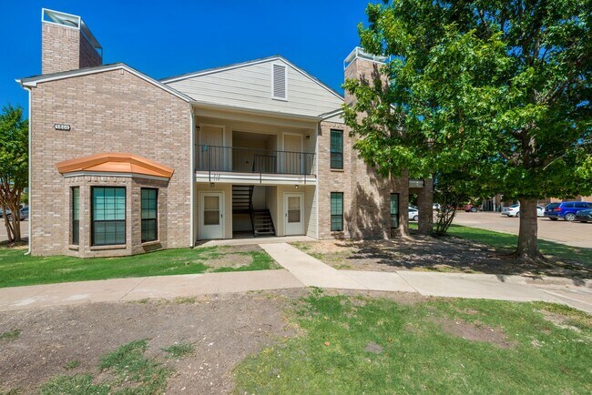 Primary Photo - Stylish Upstairs Corner Unit Near Lake Ray...