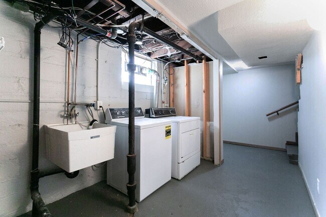 Building Photo - Updated 5 bedroom 2 bath single family house
