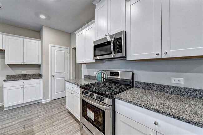 Building Photo - Beautiful 3 Bedroom Townhome in Buford Sch...
