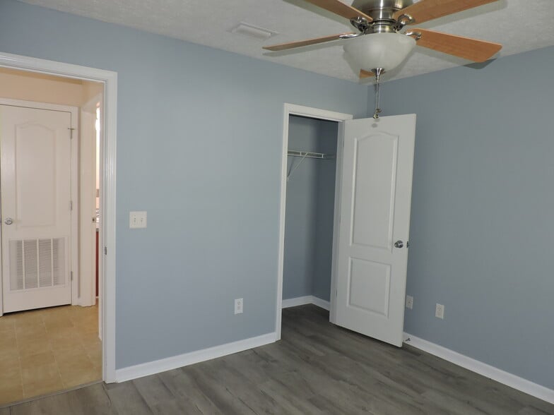 Building Photo - 121 Half Acre Ln