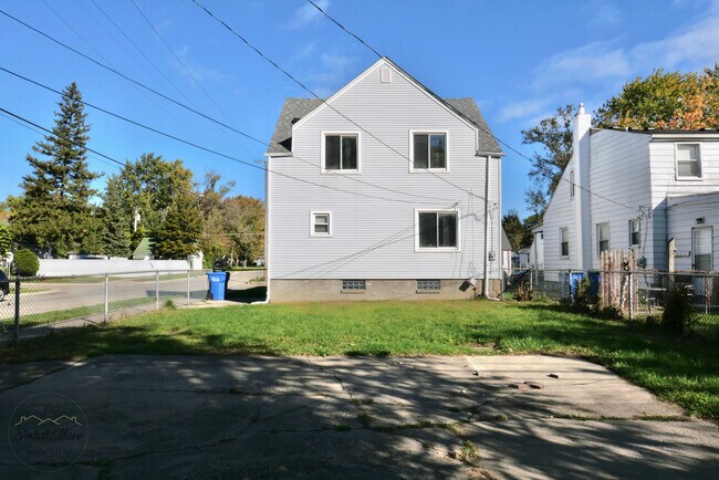 Building Photo - 11004 Hudson Ave