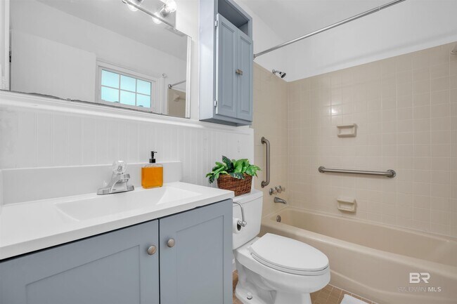 Building Photo - 252 South Dr