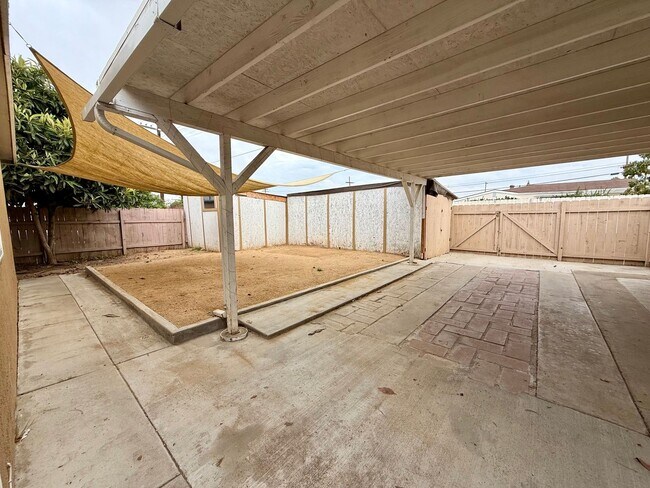 Building Photo - Charming 2-Bedroom Corner Lot Duplex Home in Clairemont with Private Yard!