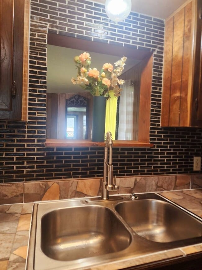 Building Photo - 465 Pecan