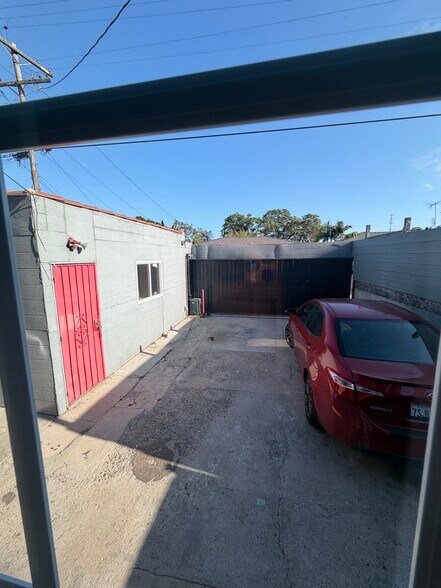 Building Photo - 1114 W 57th St