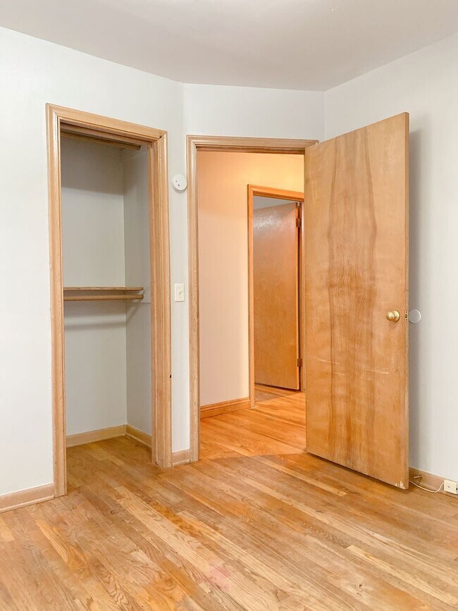 Building Photo - Beautiful 3 bed 1 bath house, over sized driveway, garage and fenced in back yard $1,795  [Move-i...