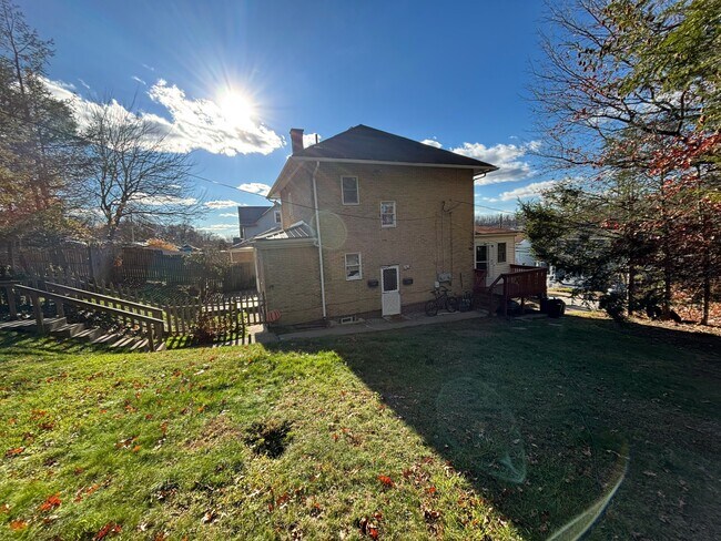 Building Photo - 1025 Highland Ave
