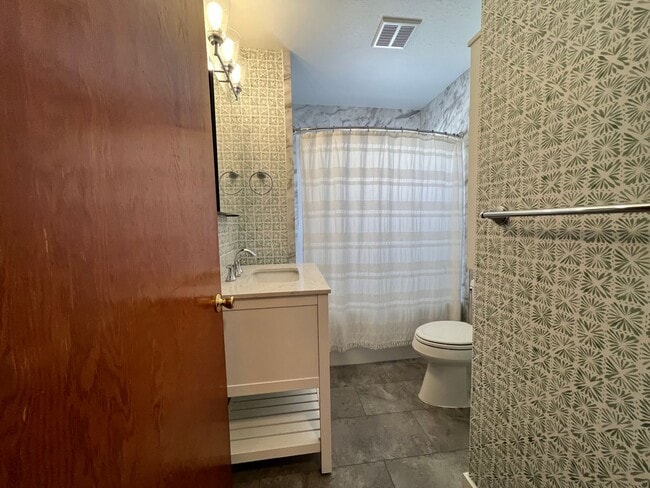 Building Photo - 3023 Van Buren Ave