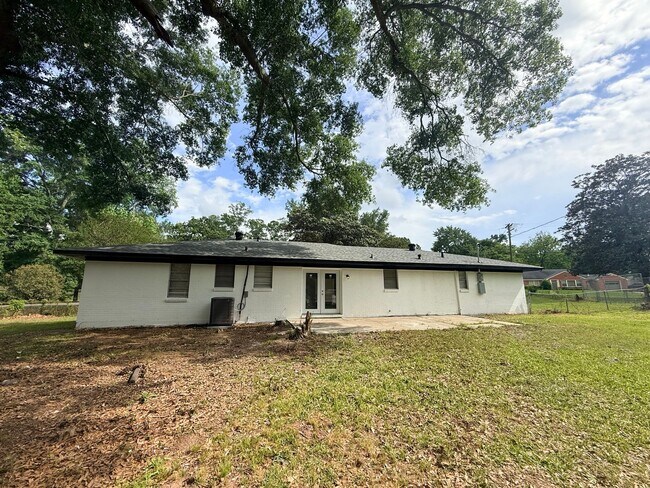 Building Photo - Newly Renovated Property - Family Home